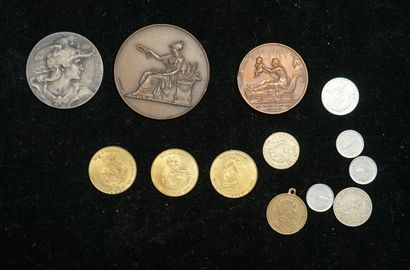 Lot de monnaies démonétisées et médailles...