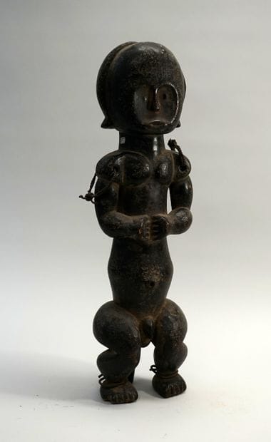 Statue représentant une figure d'ancêtre...