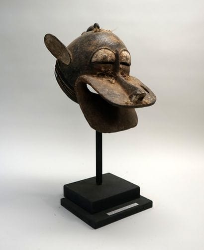 Masque heaume zoomorphe volontairement effrayant....