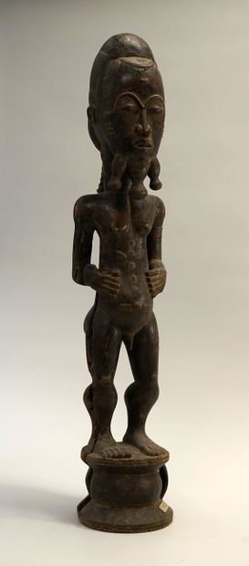 Statue d'homme debout sur un siège, les mains...