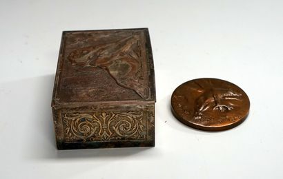 Coffret en métal argenté à motif d'arabesques,...
