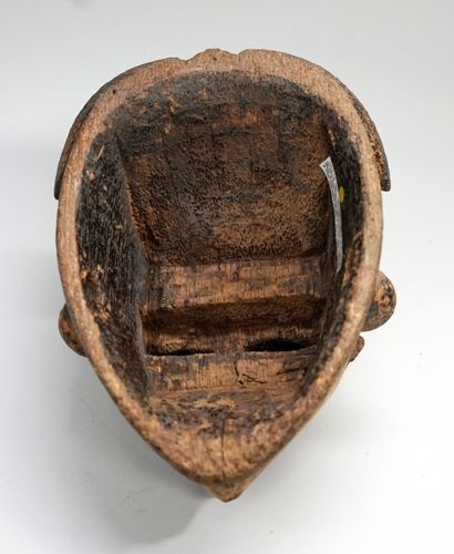 Masque présentant un visage souriant, les...