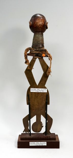 Curieux couteau atypique en laiton et bois....