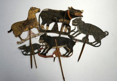 Ensemble de 5 anciennes marionnettes présentant...