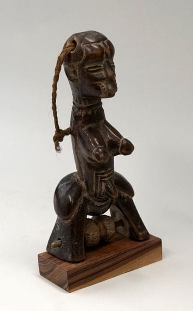 Poulie représentant une femme nue comportant...