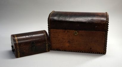 Grand coffret en cuir, couvercle bombé, bordures...
