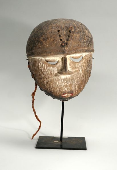 Masque présentant un visage finement raviné,...