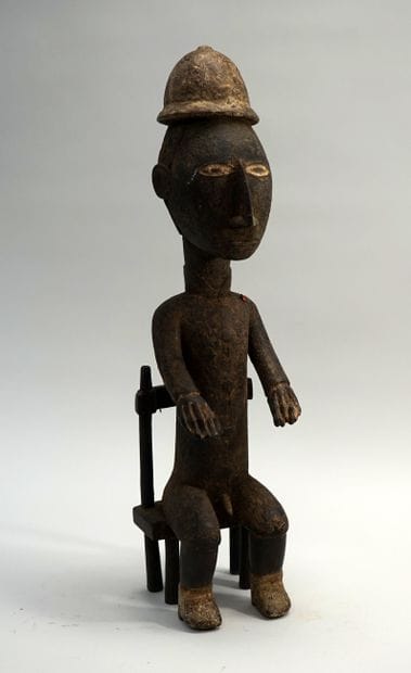 Statuette masculine dignement assise coiffé...