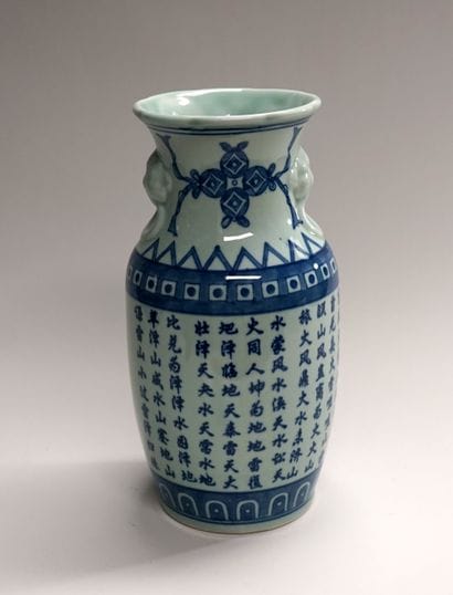 Vase en porcelaine à glaçure légèrement céladon,...