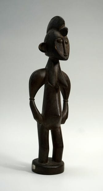 Statuette féminine debout, bois à patine...