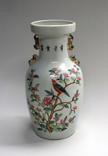 Vase balustre en porcelaine polychrome à...