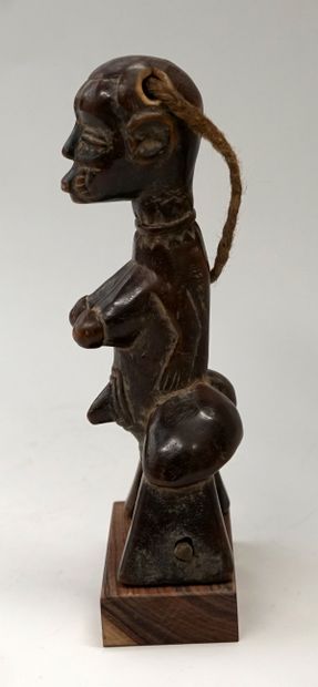 Poulie représentant une femme nue comportant...