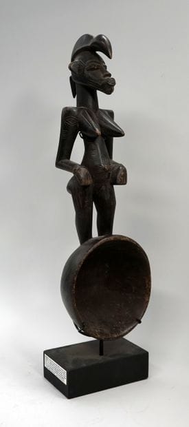 Cuillère présentant un manche anthropomorphe...