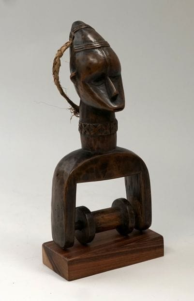 Poulie représentant un visage de femme au...