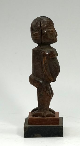 Petit fétiche à belle patine d’usage. Figurine...