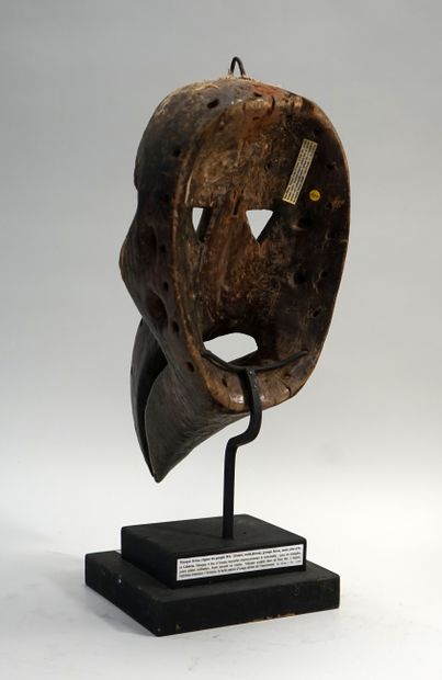 Masque à bec d’oiseau. Bois à patine brune...
