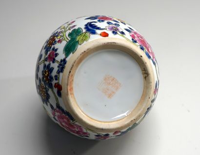 Petit pot à gingembre en porcelaine polychrome...