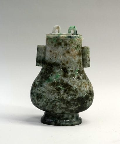 Pot couvert en jade vert nuancé de Birmanie,...