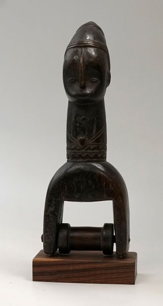 Poulie représentant un visage de femme au...
