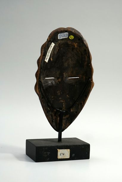 Petit masque en bois à patine brune. Type...