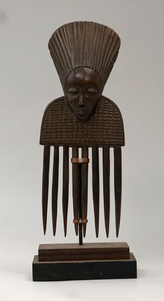 Peigne terminé par un visage féminin à large...