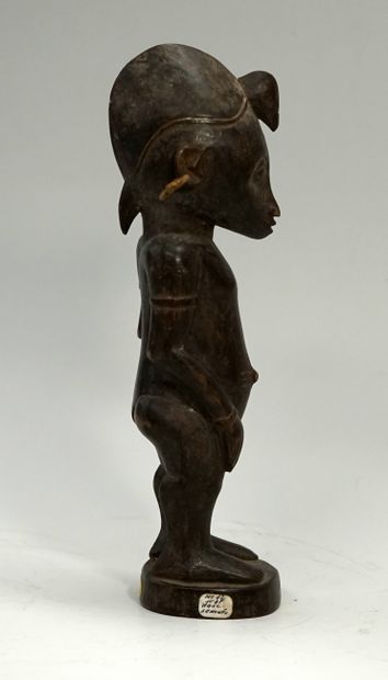 Fétiche féminin en bois à patine sombre....