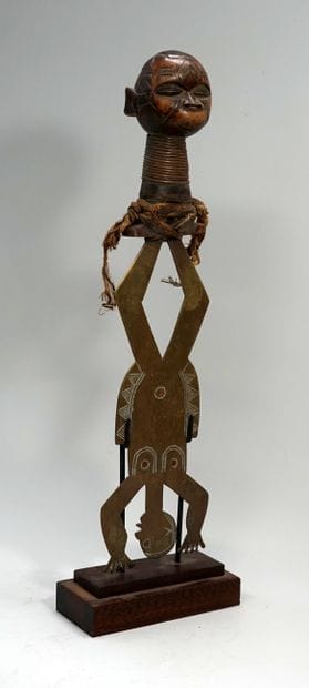 Curieux couteau atypique en laiton et bois....