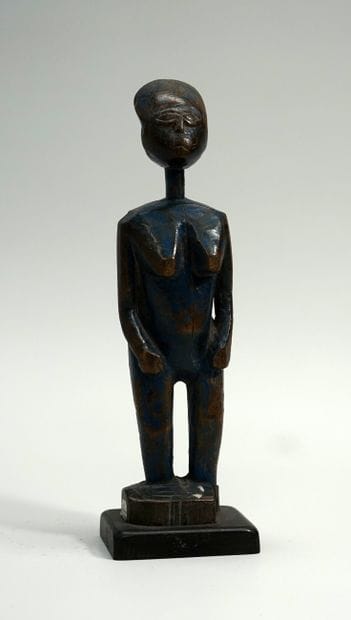 Statuette féminine debout. Bois naturel avec...