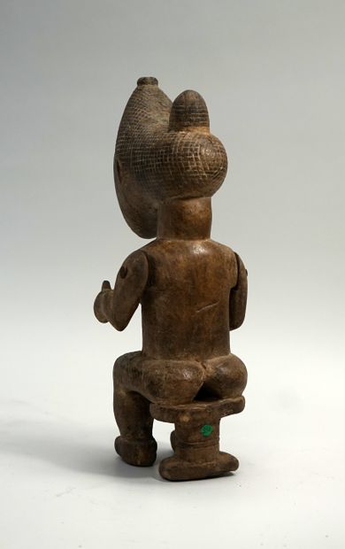 Statuette féminine présentée assise, les...