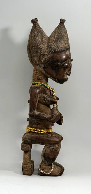 Statuette présentant une figure féminine...