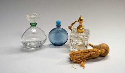 Ensemble composé de 3 flacons à parfum (vides)...