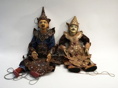 Ensemble de 2 marionnettes en bois et costumes,...