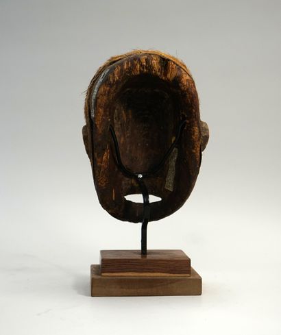 Masque présentant un visage la bouche ouverte...