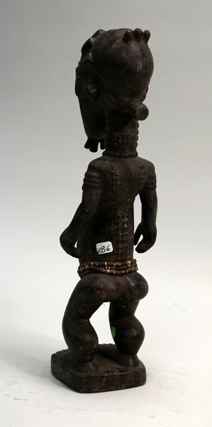 Personnage debout, les genoux fléchis, le...