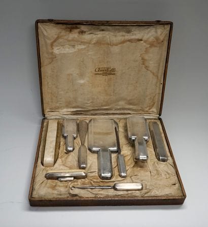 CHRISTOFLE - NECCESSAIRE DE VOYAGE en métal...