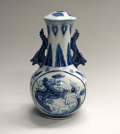 Vase gourde en porcelaine blanc bleu à décor...