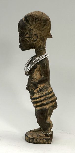 Statuette féminine coiffée de deux chignons...
