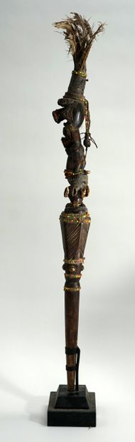Curieux bâton/sceptre de commandement. Il...