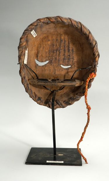 Masque présentant un visage finement raviné,...