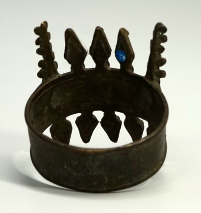 Bracelet de bras en bronze patiné. Il est...
