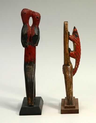 Paire de lance-pierres en bois polychrome...