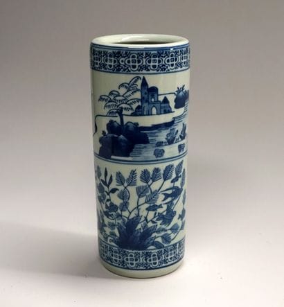 Vase rouleau en porcelaine blanc bleu à décor...