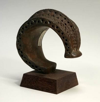 Bracelet à décor géométrique ajouré, bronze...