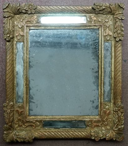 Miroir à parecloses encadrement en bois doré....