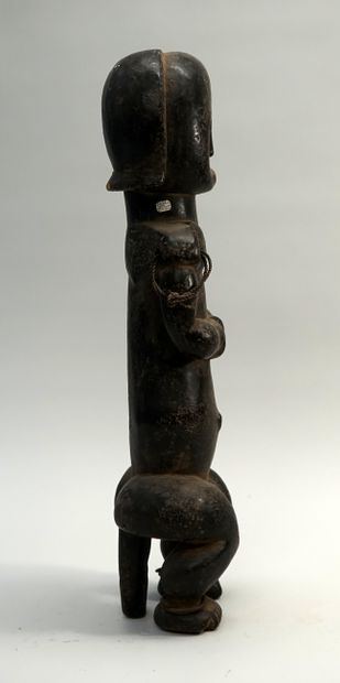Statue représentant une figure d'ancêtre...
