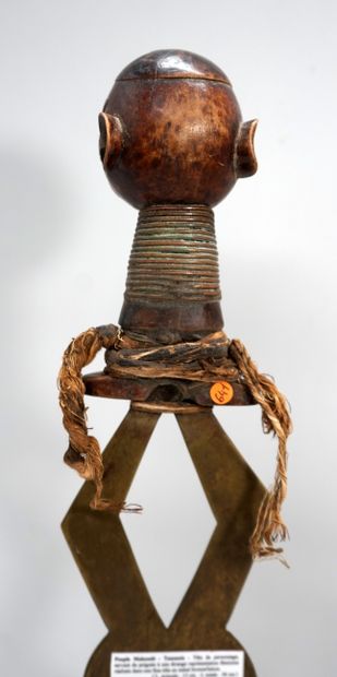 Curieux couteau atypique en laiton et bois....