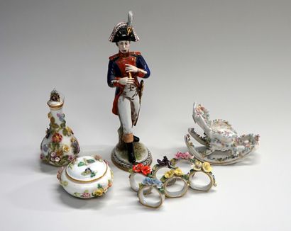 Ensemble en porcelaine polychrome comprenant...