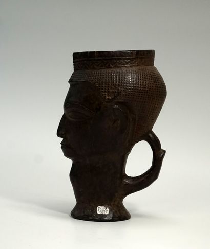 Coupe à vin de palme représentant un visage...