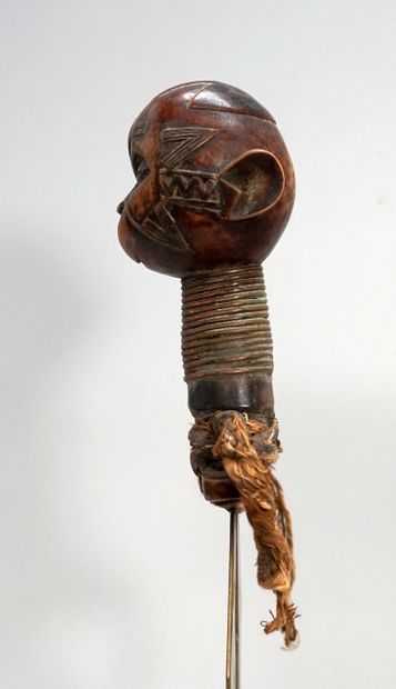 Curieux couteau atypique en laiton et bois....