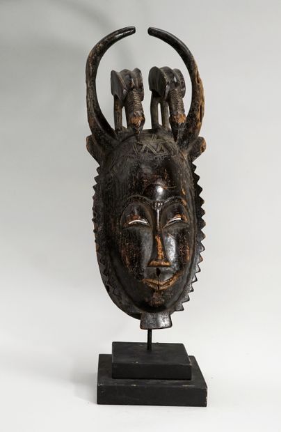 Masque présentant un visage souriant, le...